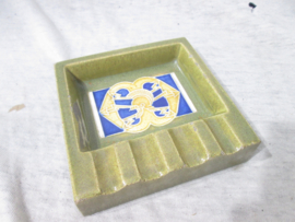 Ashtray with Dutch cap badge. Asbak jaren 50-60 met baretembleem van de Verbindingen.