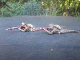 ELASTOLIN 2 British soldiers shooting, 2 Engelse soldaten schietend, goede staat.