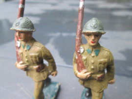 DURSO 2 Belgium marching soldiers WW2 green collar means Ardense Jager. 2 Belgische soldaten WO2 groene kraagpunten Ardense Jagers. bijzonder.