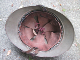 Belgium steelhelmet M 1915 also worn after 1918. Belgische helm M15 bruine kleur interbellum gedragen met origineel binnenwerk.