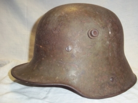 German helmet M-1916 with original liner and colour, maker G62, very nice untouched helmet. Duitse helm model 1916 met origineel binnenwerk en kleur, mooi complete helm.