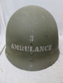 US- Army M1 helmet swivel bail front seam, Red Cross driver ambulance. Amerikaanse helm M1 met rode kruis embleem  en AMBULANCE opschrift. zeldzame helm met bijbehorende binnenhelm 100% origineel. TOP