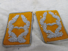 German Luftwaffe collar tabs, officer. Duitse Luftwaffe kraagspiegels vliegend personeel, officier, achterkant wat motschade.