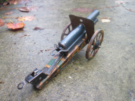 Tin gun. Blikken kanon camo bespeeld.