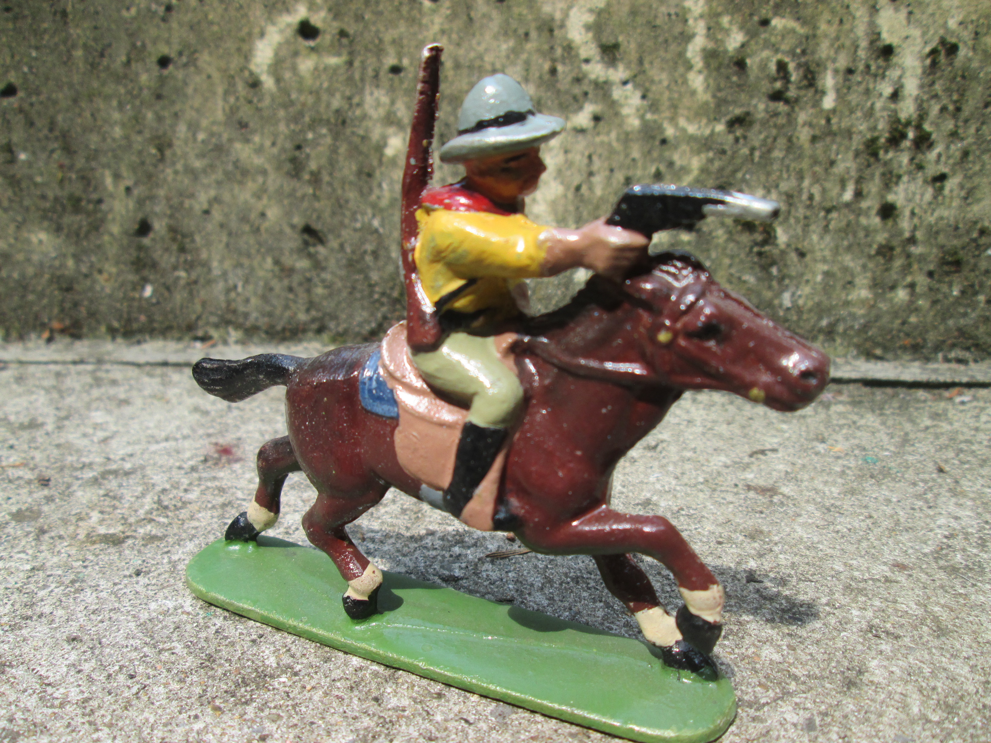 Aluminium figuur Cowboy op paard schietend met een revolver.
