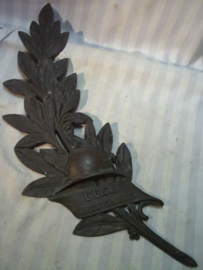 Bronzen palmtak, met Franse helm met weer een ander opschrift. zeer decoratief. heeft nog de volledige lengte