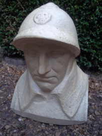 Statue Belgium soldier, made by a famous sculptor War van Asten. Buste Belgische soldaat gemaakt door WAR VAN ASTEN 1888- 1958.
