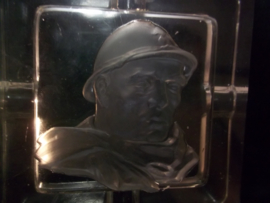 Ashtray glas with French soldier. glazen asbak, met daarin geslepen een Franse soldaat LEGIONAIR, met helm en woestijn mantel burnous