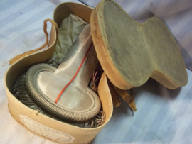 French NCO's epaulets, shoulderboards, in box with name, nice condition. Franse schouder epauletten van een Adjudant van de infanterie, op naam, in doos. goede staat.