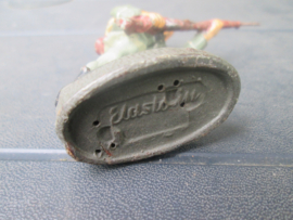 ELASTOLIN German soldier attacking with rifle Duitse soldaat in de aanval.