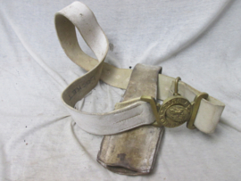 British white leather belt with buckle and bayonet scabbard Dieu et mon droit. Engelse leren riem met bajonet drager wit buffel leer.