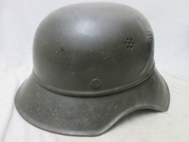 German Gladiator helmet used by VOLKSSTURM and Hitler- Youth. nice Wehrmacht green coloured. Duitse helm Gladiator model legergroen, zoals gebruikt in de einddagen door Volksturm en Hitlerjugend, Groene helmen zijn vrij zeldzaam.