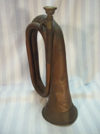 British bugle WW1 - 1902. with maker and donation inscription. Engels Bazuin met maker en oorlogspijl en een gravering met de naam van de donateur Boys Brigade, de scouting.