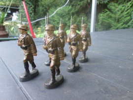 ELASTOLIN 6 Marching Belgium soldiers, 6 marcherende Belgische soldaten goede staat.