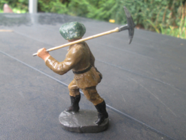 ELASTOLIN Belgium soldier chausseur Ardenne. Belgische soldaat Ardense jager met pikhouweel. nette staat