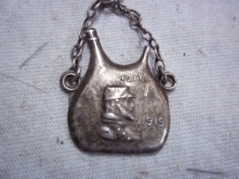 French sweetheart, in shape of the French bidon, bottle.Frans bedeltje voor de armband van een geliefde, in de vorm van een bidon met aan de voorkant het portret van een poilu. zeer apart.