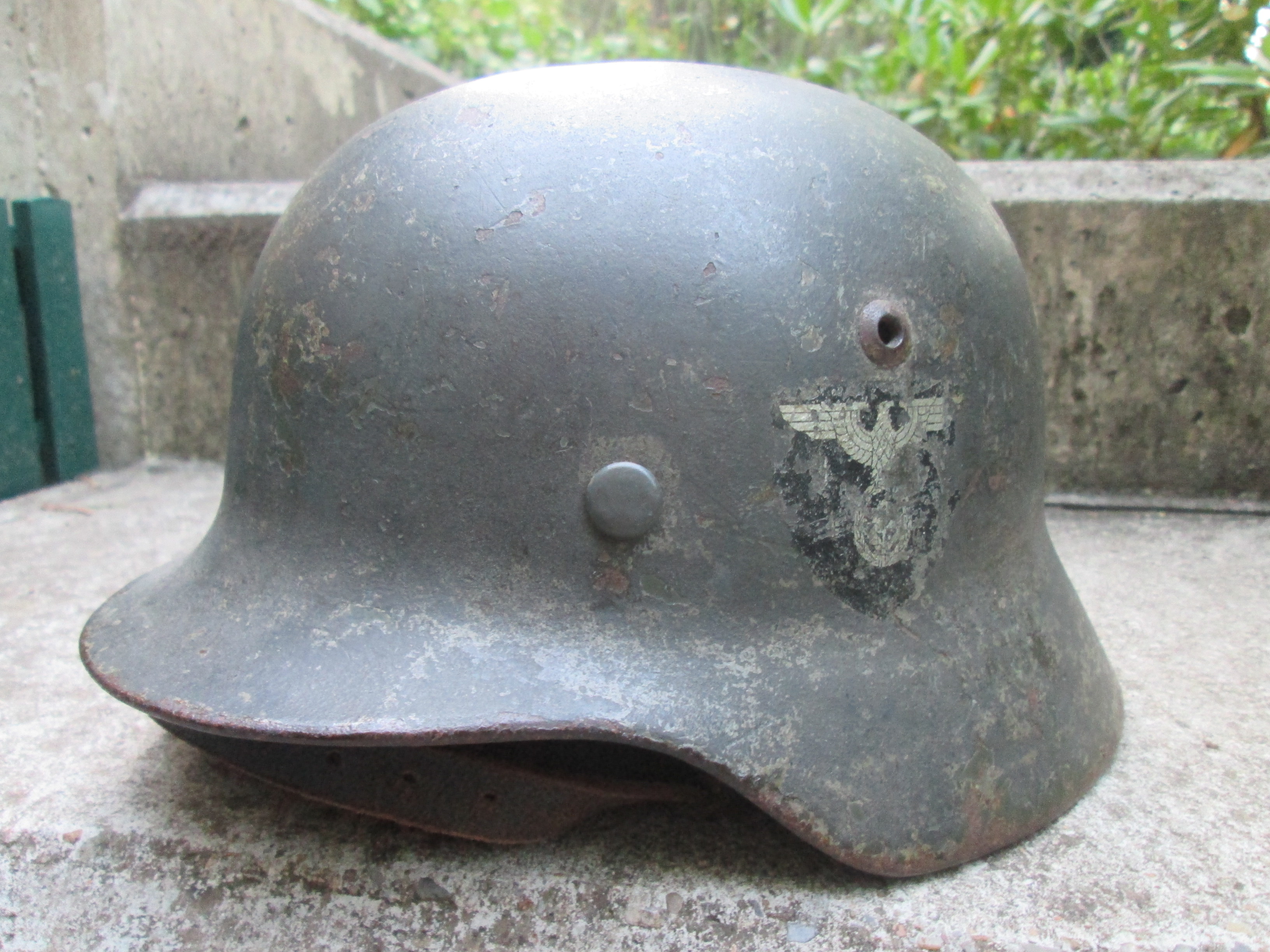 German helmet M35 with Labourparty decal. Duitse helm M35 met decal van de RAD /  Reichsarbeidsdienst. 100% origineel mooie eerlijke helm met kinband en binnenwerk