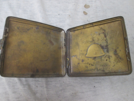 Japanese cigarette case with helmet. Sigaretten etui met afgebeeld de Japanse helm model  90 met Japanse karakters. Zeldzaam stuk.