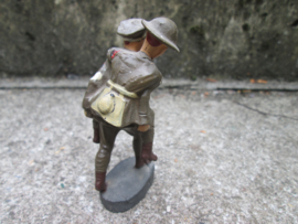 ELASTOLIN American Red Cross soldier with wounded man. Amerikaanse rode kruis soldaat draagt gewonde. mint staat