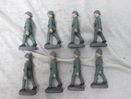 8 Dutch soldiers. Set van 8 Nederlandse speelgoed soldaatjes in een nette staat 8 marcherende. Made in Belgium zeer bijzonder geheel bijna mint staat.