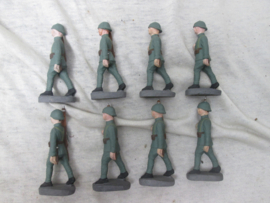 8 Dutch soldiers. Set van 8 Nederlandse speelgoed soldaatjes in een nette staat 8 marcherende. DURSO, Belgium zeer bijzonder geheel bijna mint staat.
