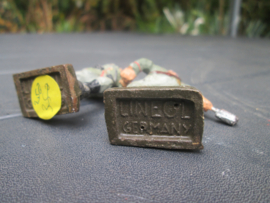 LINEOL 2 german soldiers with handgrenate. smaler size. 2 Duitse soldaten met handgranaat kleiner model goede staat.