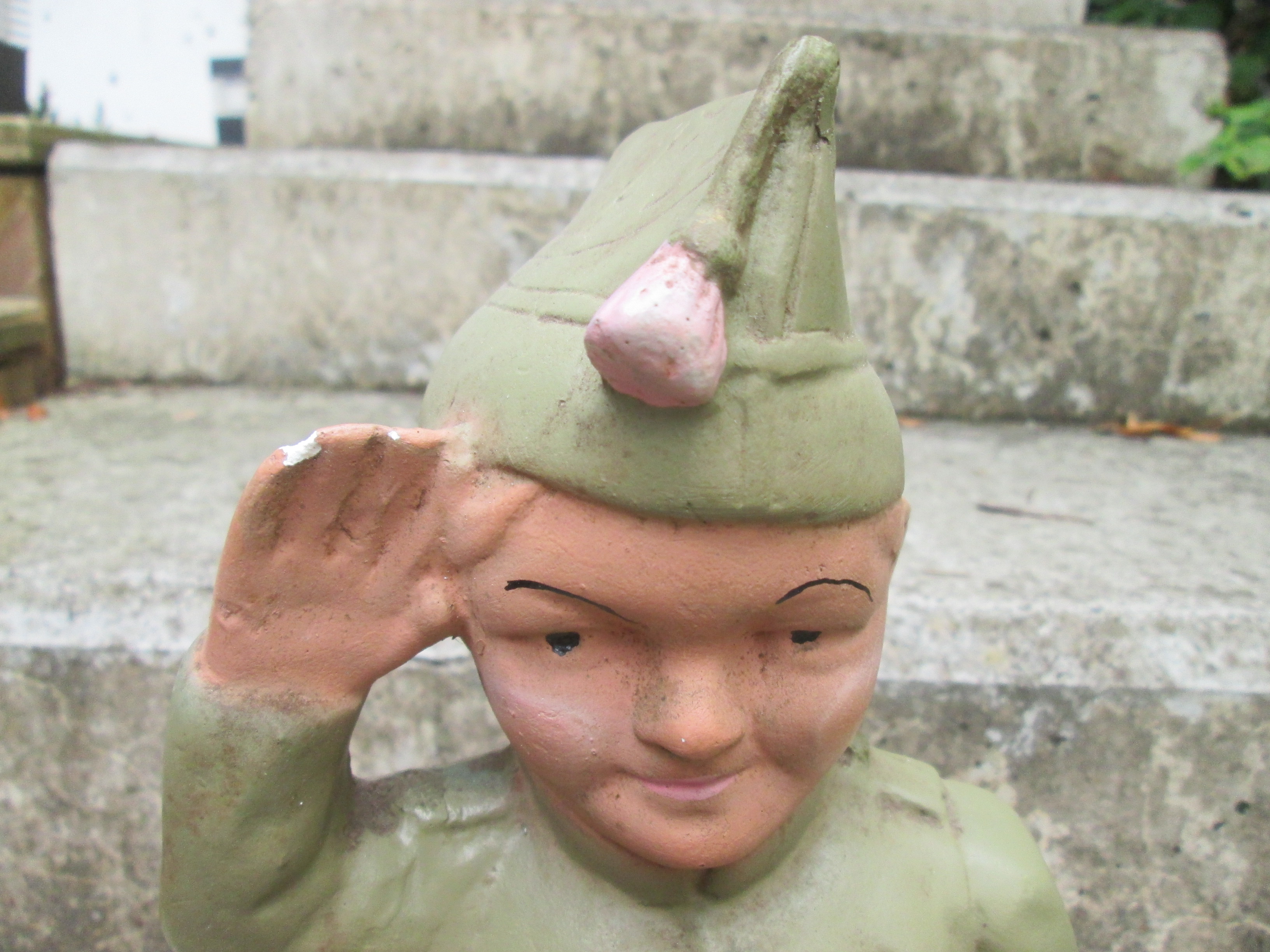 Belgium soldier as moneybox, very rare, Belgische soldaat met typische muts als gipsen spaarpot, vrij apart, zijn er ook niet veel meer van over gebleven, groot model.
