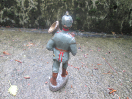 ELASTOLIN 10 cm. German soldier playing. Duitse soldaat met pickelhaube en instrument goede staat antiek speelgoed.