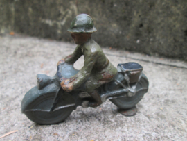 Unmarked military motorcyclist Militair op motor ongemerkt.