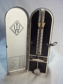 metal metronome. metalen metronoom, heel aparte uitvoering, werkend