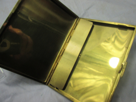 US- Army cigarette case ENGINEERS- 1945. sigaretten etui, met embleem US Engineers, afgebeeld Duitsland datum 1945.