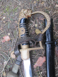 German Wehrmacht sword, F.W. HÖLLER in Solingen. Duits wehrmacht sabel, compleet met troddel, sabeldrager en riem mooi gemarkeerd. leeuwenkop met rode steen, en Wehrmacht adelaar. troddel met roze stof van binnen.
