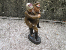 ELASTOLIN Soldier with wounded soldier. Soldaat draagt gewonde soldaat van het veld, goede staat.