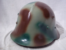 Bulgarian helmet pattern 1936 with post war camouflage. Bulgaarse helm model 1936 met naoorlogse camouflage, officieel zo gedaan.