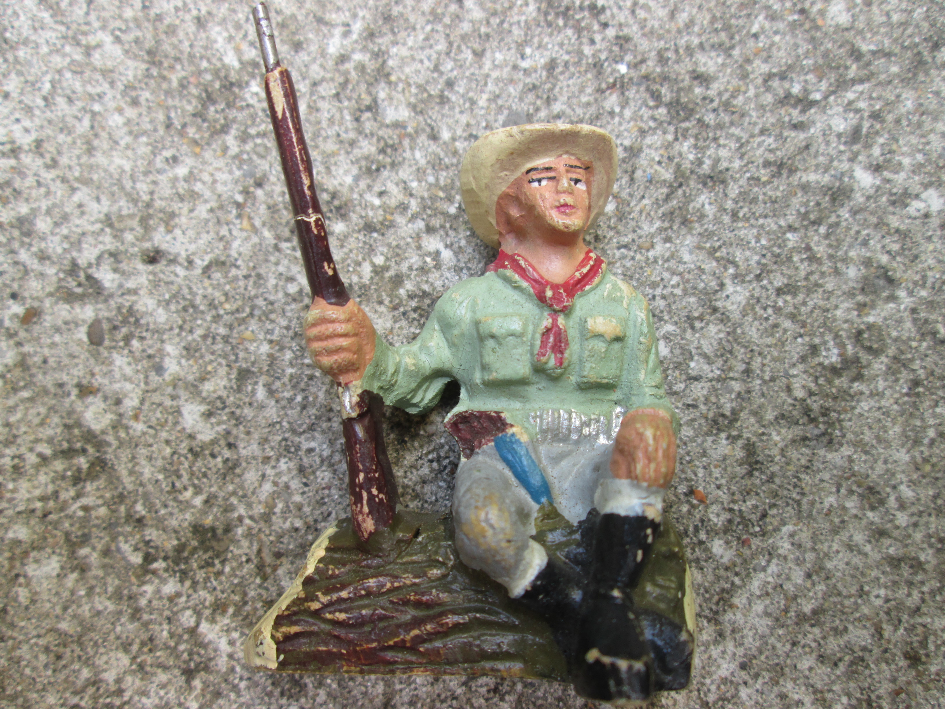 DURSO Cowboy sitting on a tree. Cowboy op boomstam, goede staat