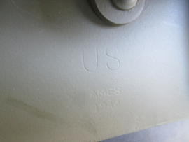 US Army shovel 2nd pattern nicely marked 1944. Amerikaanse klapschop in hoes beide 1944 gedateerd in een zeer nette staat .