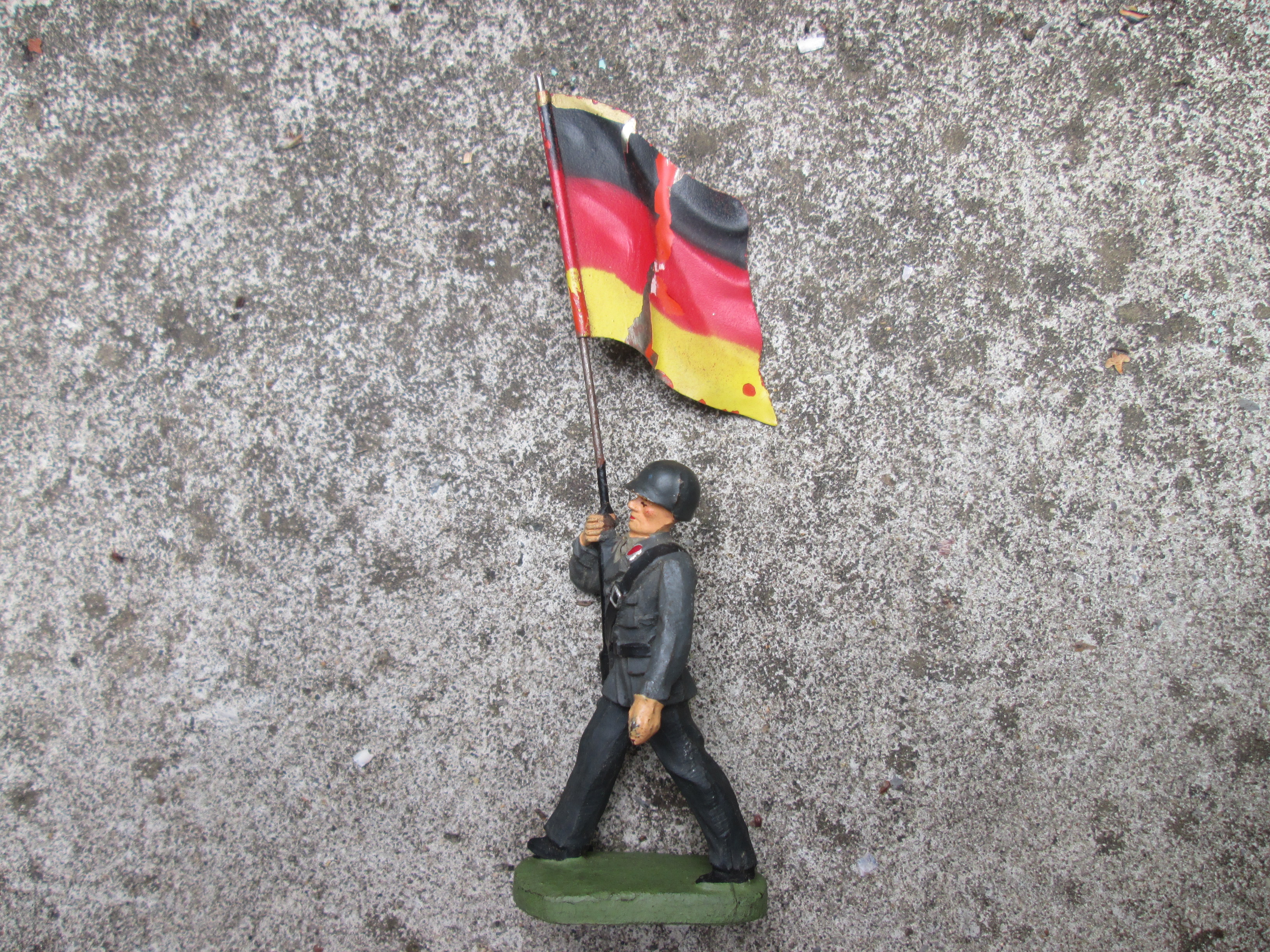 ELASTOLIN 4 German soldiers post war. Elastolin set van 4 Duitse soldaten van de Bundeswehr  met vlag.