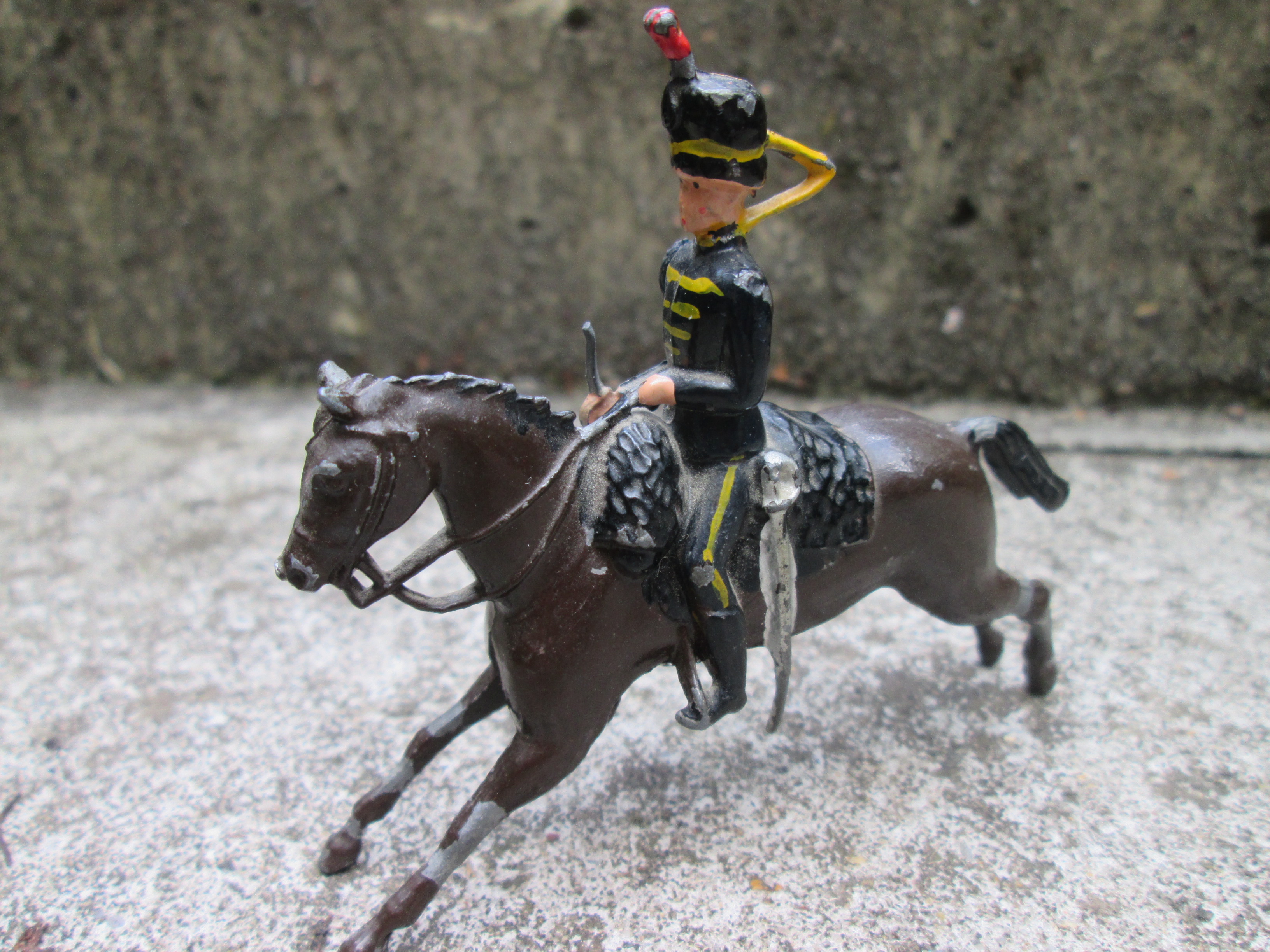 Tin soldier British hassars with moving arm. Tinnen soldaatje Britse Huzaar op paard bewegende arm Britain made
