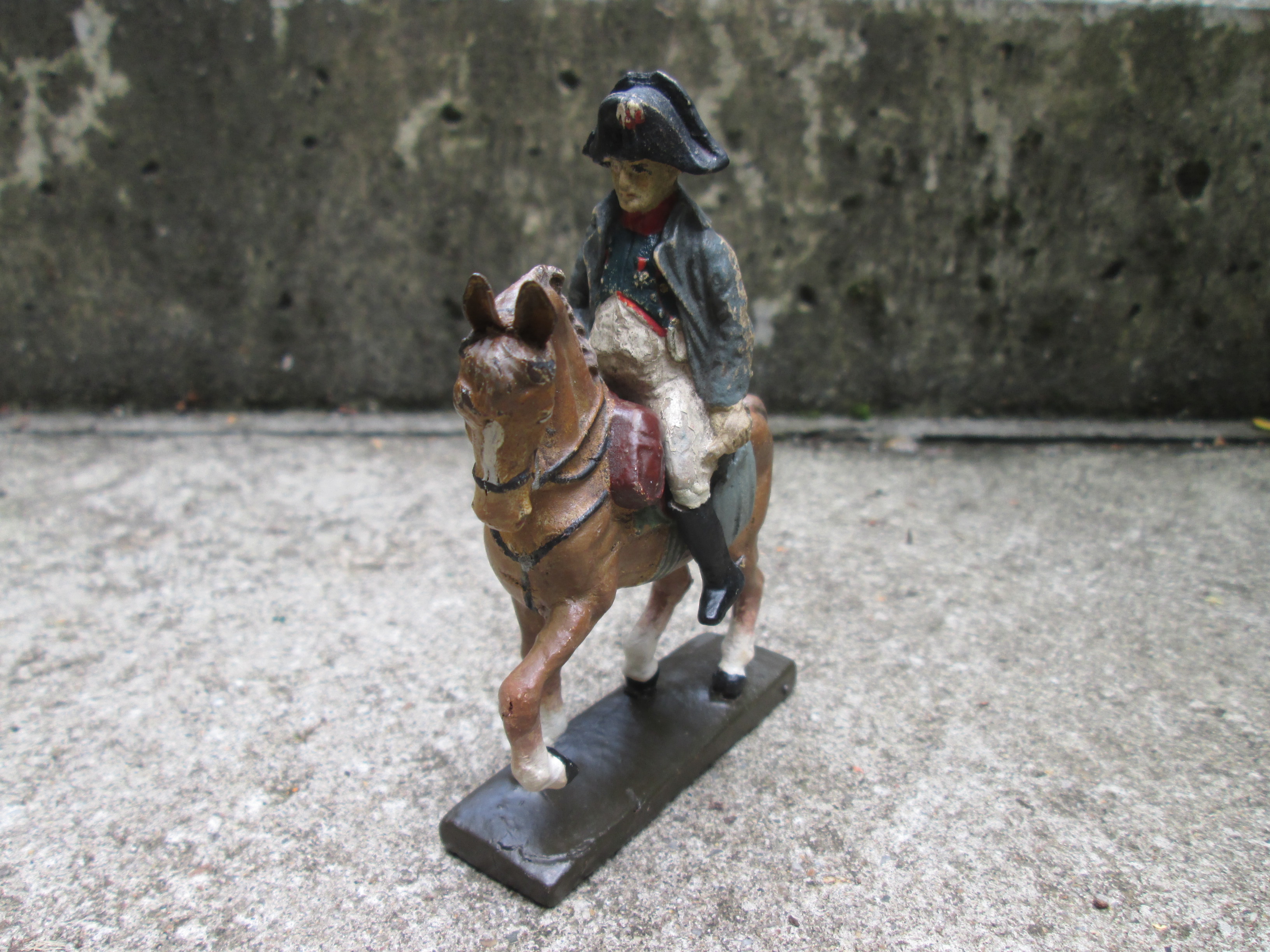 LINEOL Napoleon on his horse. Speelgoed figuur Napoleon te paard.