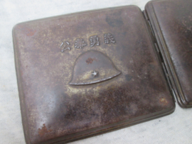 Japanese cigarette case with helmet. Sigaretten etui met afgebeeld de Japanse helm model  90 met Japanse karakters. Zeldzaam stuk.