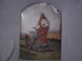 Grafplaat, Duitse soldaat ziet op het slagveld Jezus Christus. gemaakt van emaille, gesigneerd A. Fischer GmbH, München IX. dit soort geemailleerde grafplaten zie je niet vaak zijn vrij zeldzaam, zeer nette staat 35 bij 25 cm.