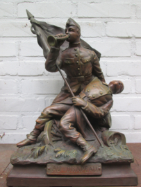Terra-cotta beeld van 2 Belgische soldaten, gesigneerd, TOP stuk in een TOP staat.