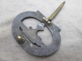 German Submarine war badge late war production. Duitse Kriegsmarine U-boot Kriegsabzeichen - Feinzink, late aanmaak geen maker zinken uitvoering. mooie aparte speld