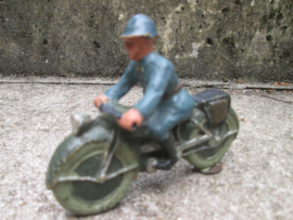 Unmarked soldier on motor Soldaat op motor blauw uniform