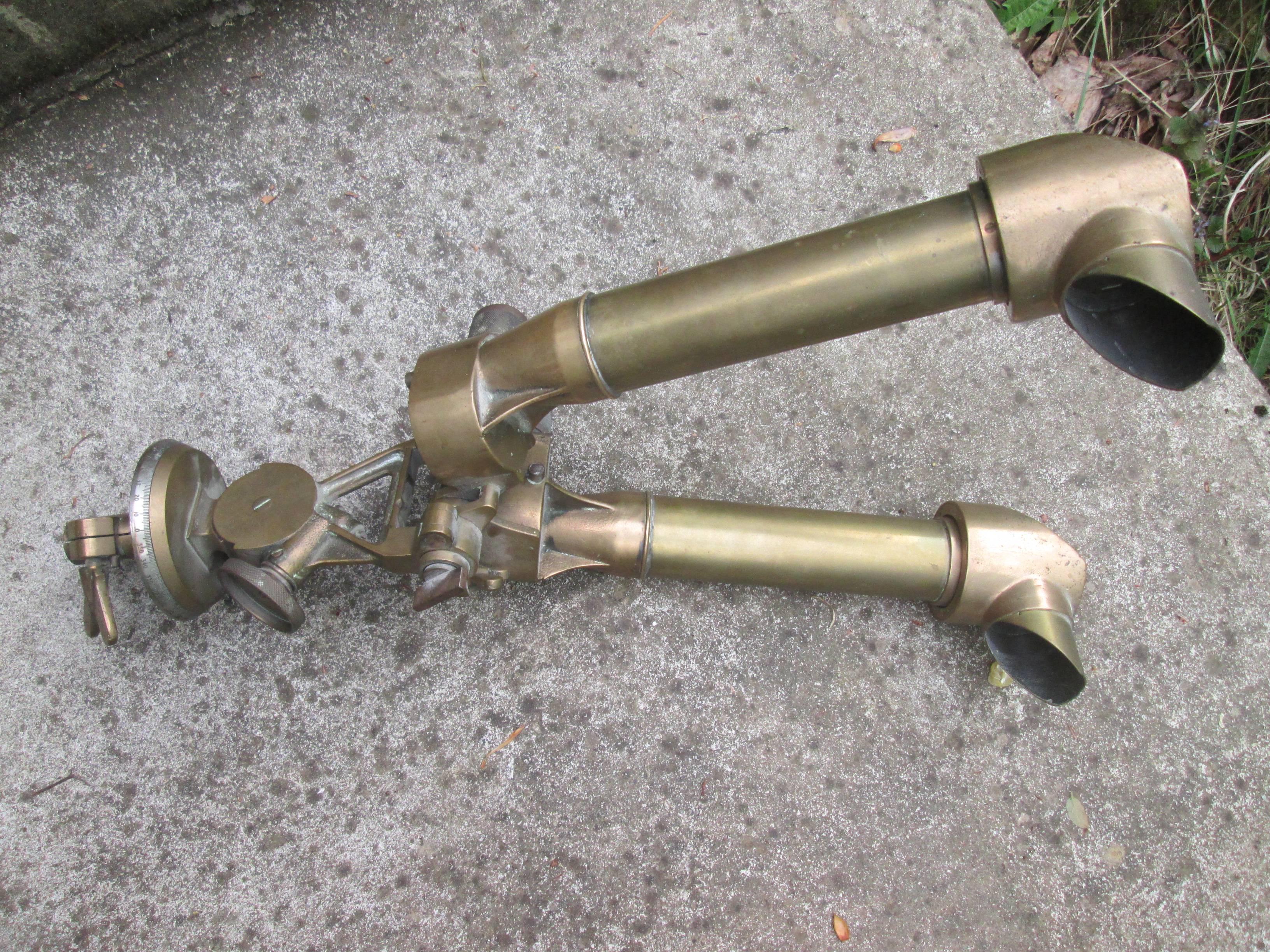British telescope stereoscopic Mk IV, dated 1942. Engelse stereokijker, loopgravenkijker optisch goed, mooi gemarkeerd vervaardigd uit brons, zeer decoratief item.