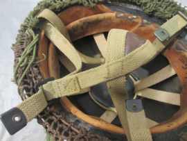 British para helmet Mk III with webbing straps. BMB- 1944. Briggs Motor Bodies. Engelse para helm Mk III, het laatste model met de webbing riemen. BMB- 1944 gemarkeerd met origineel helmnet.