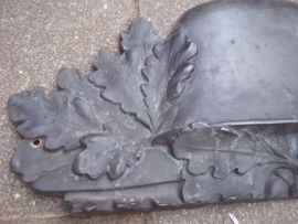 Bronzen herinnerings plaquette Duitse M 1916 helm met bajonet en lauwertakken, mooie relief werking, en groot namelijk  55 bij 25 cm. mooie indrukwekkende plaat