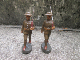 ELASTOLIN 2 British soldiers 7 cm. 2 Engelse soldaten marcherend. ongemerkt
