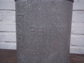 Industriele nederlandse petroleum kan van de Philips fabrieken jaren 40- 50 met het logo van de fabriek.