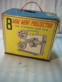 Speelgoed film projector voor het afspelen van films. werkt op batterijen geheel compleet in originele doos KIDDY CINEMA 8mm. film projector, made in Hong-Kong.